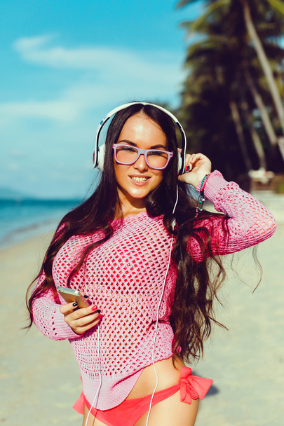 girl  listening music   on the beach - Fotografie, Obrázek