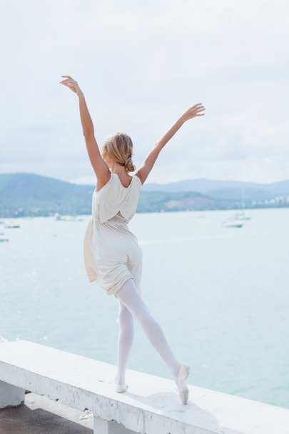 Mädchen posiert auf der Seebrücke in Ballettwohnungen - Foto, Bild