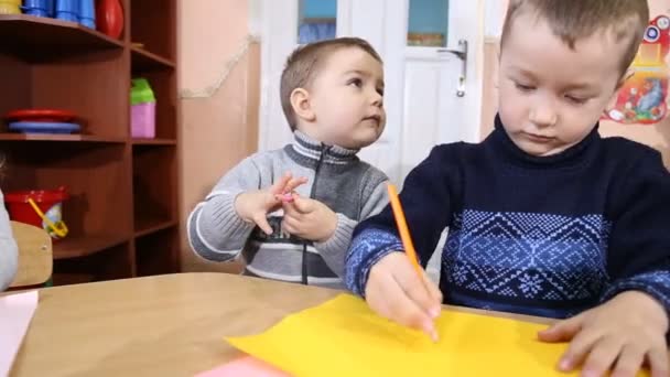 dzieci malować kredkami - Materiał filmowy, wideo