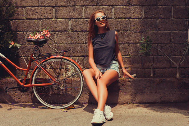 Mädchen posiert mit rotem Fahrrad - Foto, Bild