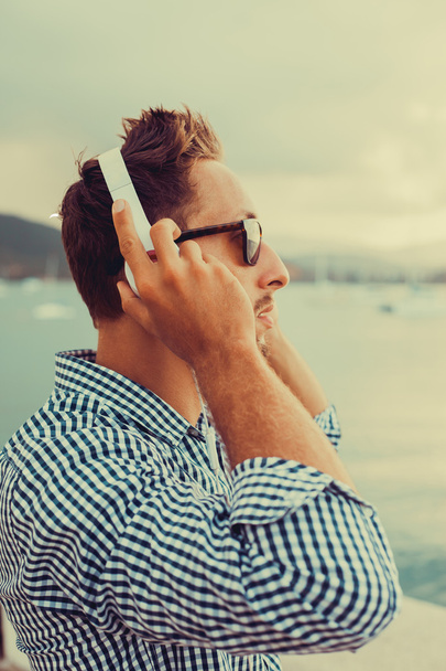 facet słuchania muzyki w słuchawkach - Zdjęcie, obraz