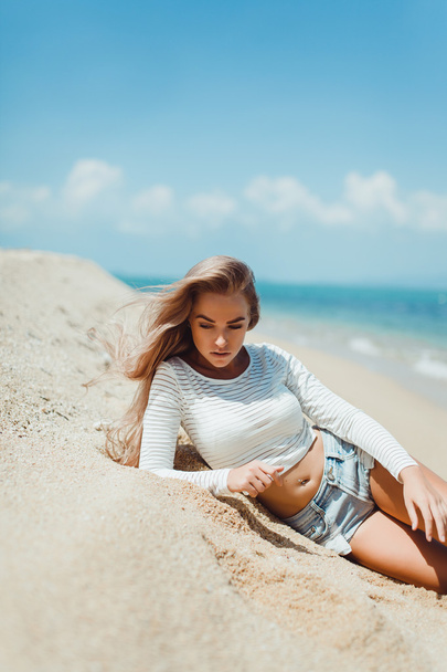 mooi meisje die zich voordeed op het strand - Foto, afbeelding