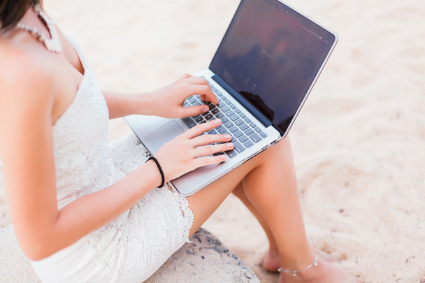 fille travaillant sur un ordinateur portable sur la plage
 - Photo, image