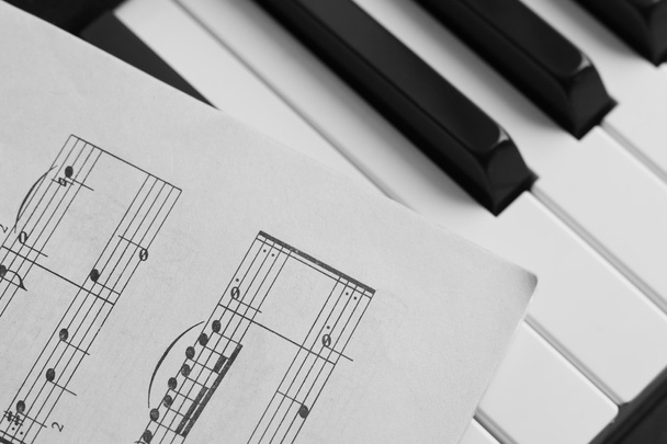 zongora billentyűk és pontszám fekete-fehér - Fotó, kép
