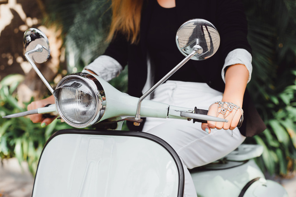 giovane ragazza su scooter vintage
 - Foto, immagini