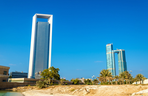 Pilvenpiirtäjiä Abu Dhabissa, Emiraattien pääkaupungissa
 - Valokuva, kuva