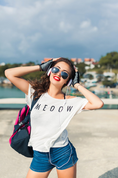Chica en gafas de sol escuchando música
 - Foto, imagen