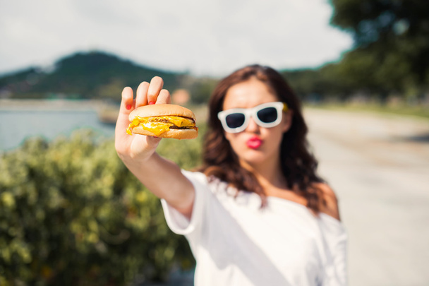 κορίτσι με τα γυαλιά να τρώει fast food - Φωτογραφία, εικόνα