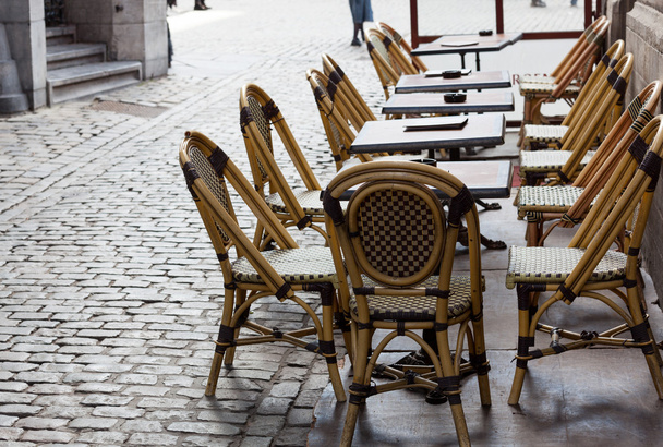 Пустые столики в Брюссельской мощеной площади
 - Фото, изображение
