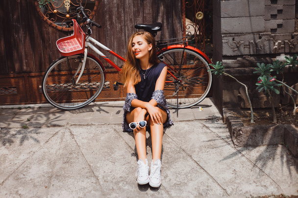 hipster girl near  bike - Zdjęcie, obraz