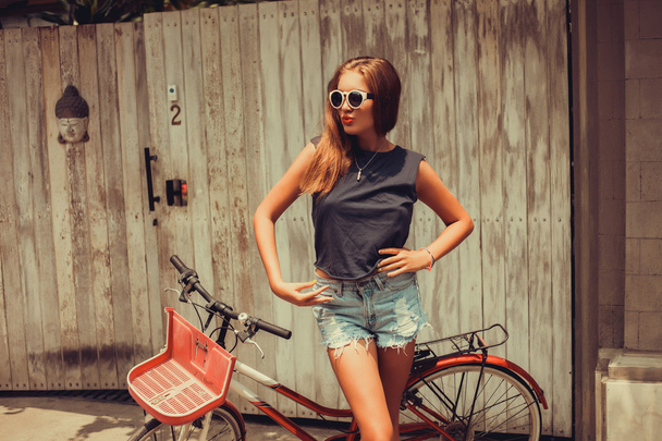 Mädchen posiert mit Oldtimer-Fahrrad - Foto, Bild