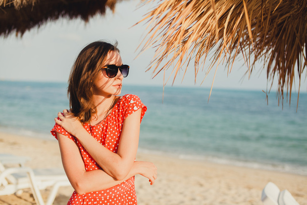 fille en lunettes posant sur la plage
 - Photo, image