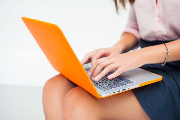 Красивая девушка работает на ноутбуке
 - Фото, изображение