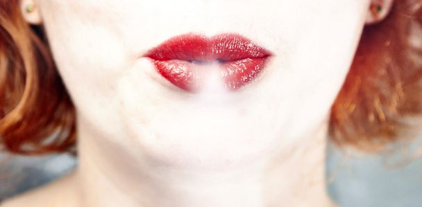 唇と煙 - 写真・画像