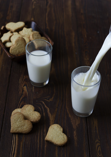 朝食用のミルクとクッキー - 写真・画像