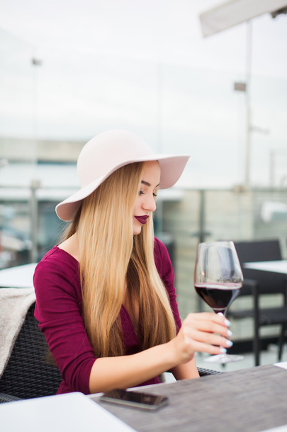 genç kadın kırmızı şarap içme - Fotoğraf, Görsel