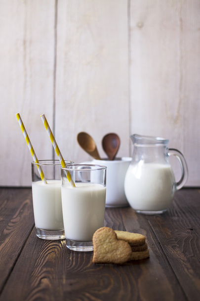 朝食用のミルクとクッキー - 写真・画像