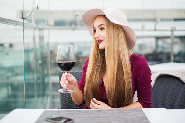 fiatal nő ivott vörös bort - Fotó, kép