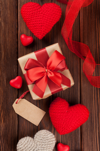 Regalo de San Valentín y corazones
 - Foto, Imagen
