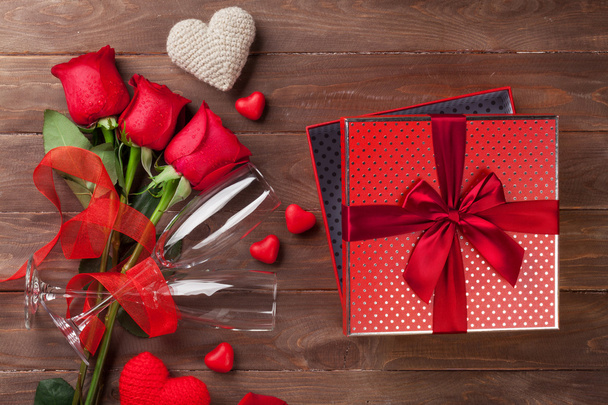 Valentinstag Geschenkbox und Rosen - Foto, Bild