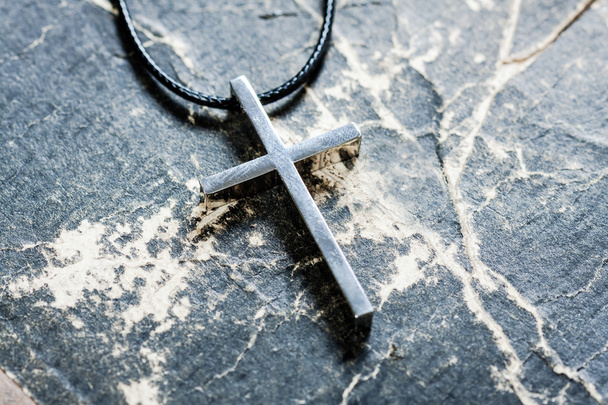 silbernes christliches Kreuz auf Bibel - Foto, Bild