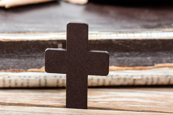Drewniany krzyż chrześcijański na Biblii. - Zdjęcie, obraz