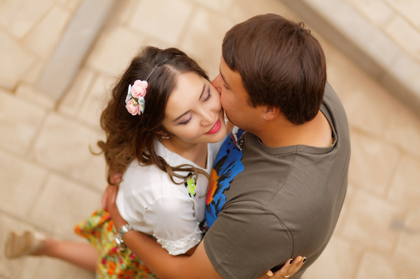 Jonge man kussen vrouw. Verhaal van de liefde - Foto, afbeelding