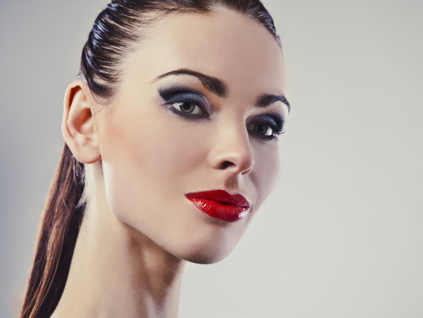 Perfect young woman with red lips. - Foto, afbeelding