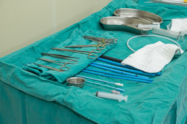 équipement chirurgical de base pour la chirurgie
 - Photo, image