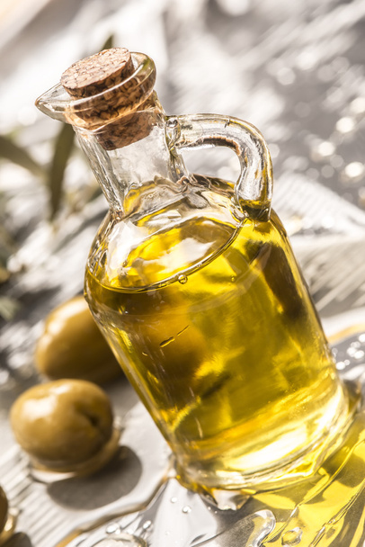Extra olijfolie in glas ja - Foto, afbeelding