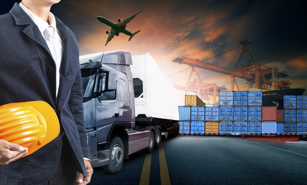 робочий чоловік і контейнерна вантажівка, корабель в порту і вантажних вантажах
  - Фото, зображення