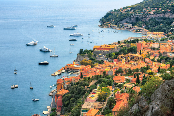 Vista do resort de luxo mediterrânico e baía com iates. Boa, Cote d 'Azur, França. Riviera Francesa - mar azul-turquesa e perfeito
 - Foto, Imagem