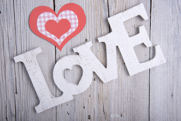 Woord liefde en papier hart - Foto, afbeelding