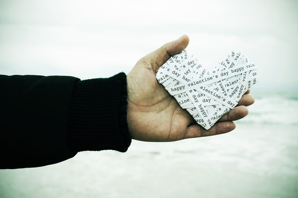 καρδιά που έκανε με τις λουρίδες χαρτιού με την ημέρα του Αγίου Βαλεντίνου happy κείμενο - Φωτογραφία, εικόνα