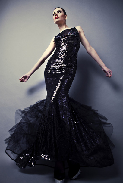 Belle femme sur robe classique noire pose en studio. - Photo, image