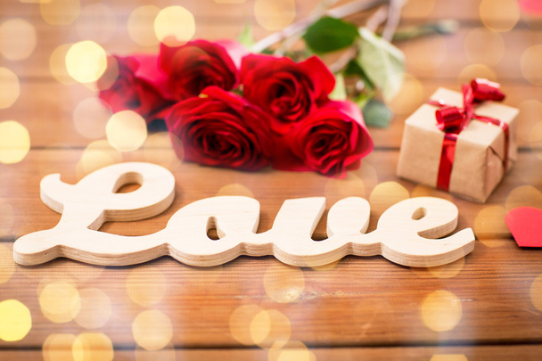 primer plano de regalo, palabra amor, rosas rojas y corazones
 - Foto, Imagen