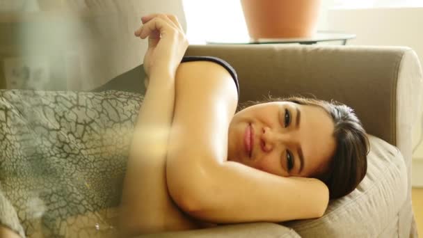 mujer relajándose en el sofá
 - Imágenes, Vídeo