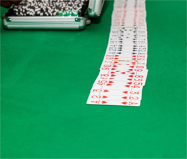 Pokerikortit pöydällä
 - Valokuva, kuva