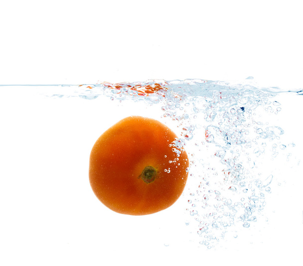 tomato falling or dipping in water with splash - Foto, immagini
