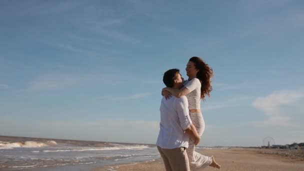Χαρούμενος νεαρός αγαπώντας ζευγάρι γυρίζει γύρω από - Πλάνα, βίντεο