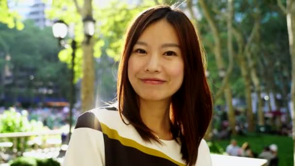 asiatische Mädchen genießen das Stadtleben - Filmmaterial, Video