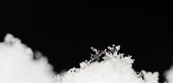 siyah panorama üzerinde kar kristalleri erimiş  - Fotoğraf, Görsel