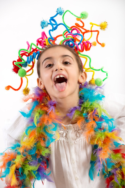 fröhliches kleines Mädchen feiert mit Party-Luftschlangen - Foto, Bild