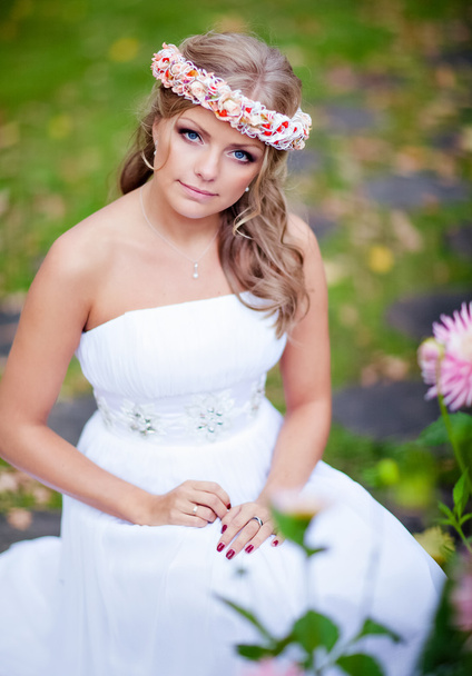 Retrato de uma bela noiva com um diadema de flores em seu ele
 - Foto, Imagem