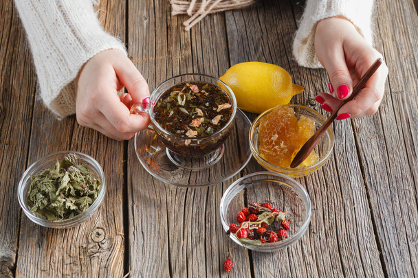 Female eat honey with herbal tea - Foto, afbeelding