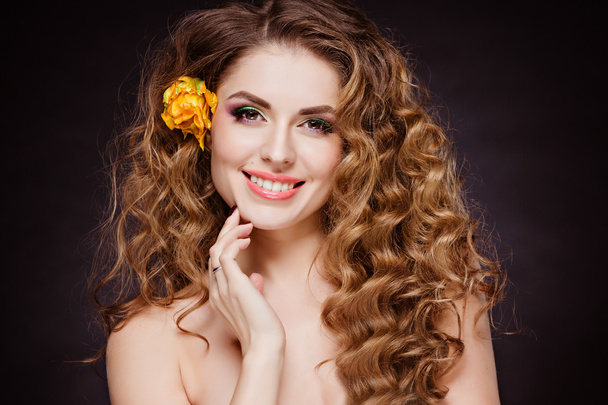 Portrait of beautiful sensual redhead girl with flowers tulips i - Fotografie, Obrázek