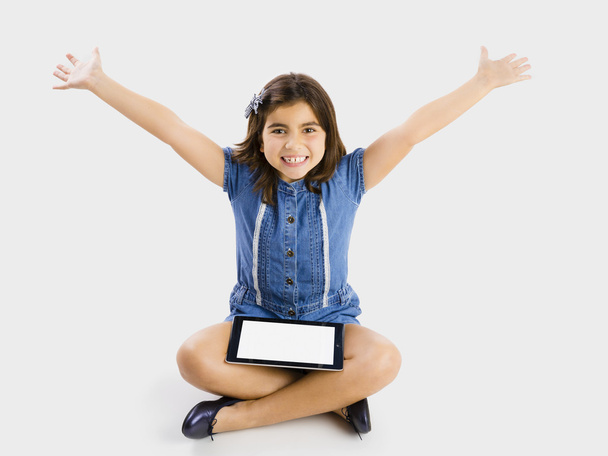 Chica joven usando una tableta
 - Foto, Imagen