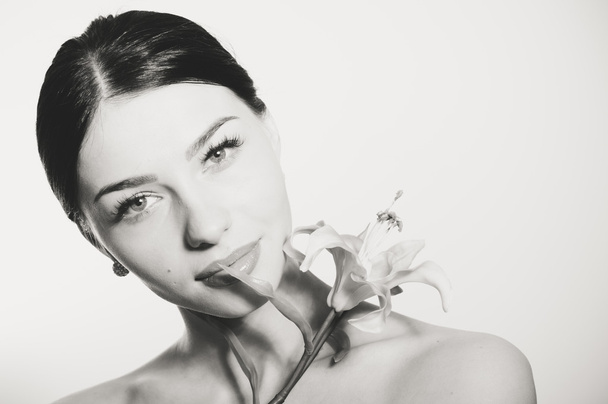 Beautiful lady with lilly flower. Perfect skin. - Fotografie, Obrázek