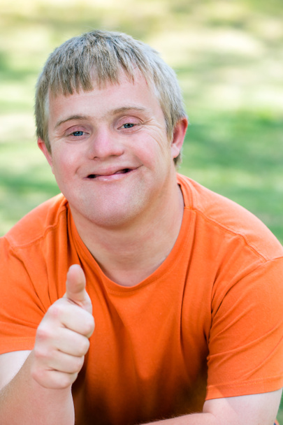 Behinderter gestikuliert mit erhobenem Daumen. - Foto, Bild