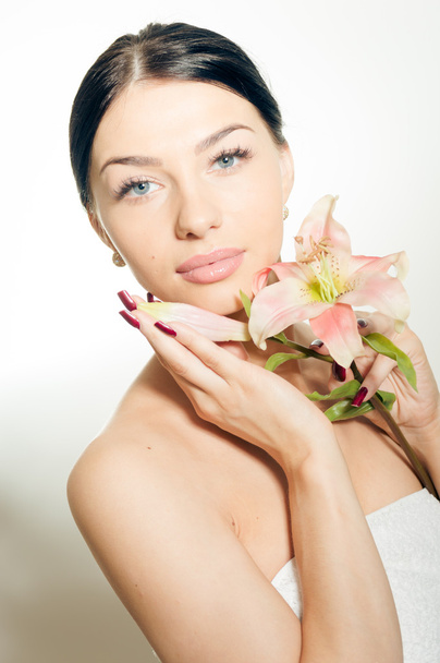 Beautiful lady with lilly flower. Perfect skin. - Foto, Bild